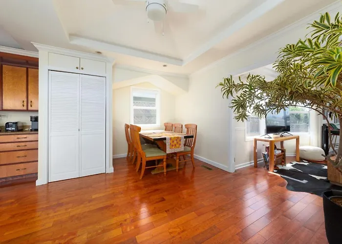 Spacious Renovated Petaluma Home- Pool Table, Fire Pit, Parking