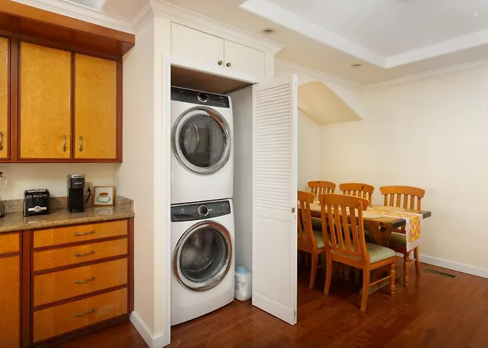 Spacious Renovated Petaluma Home- Pool Table, Fire Pit, Parking