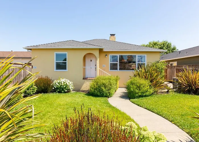 Spacious Renovated Petaluma Home- Pool Table, Fire Pit, Parking
