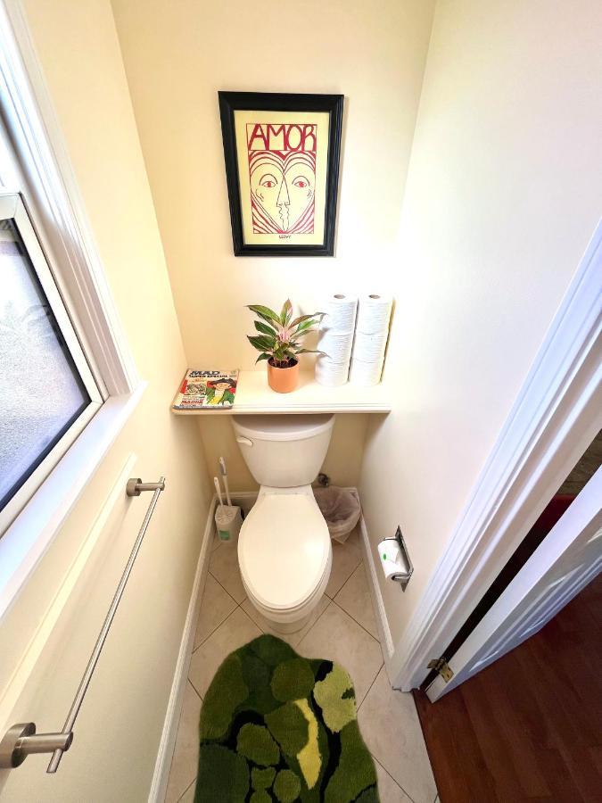Spacious Renovated Home- Pool Table, Fire Pit, Parking * Petaluma