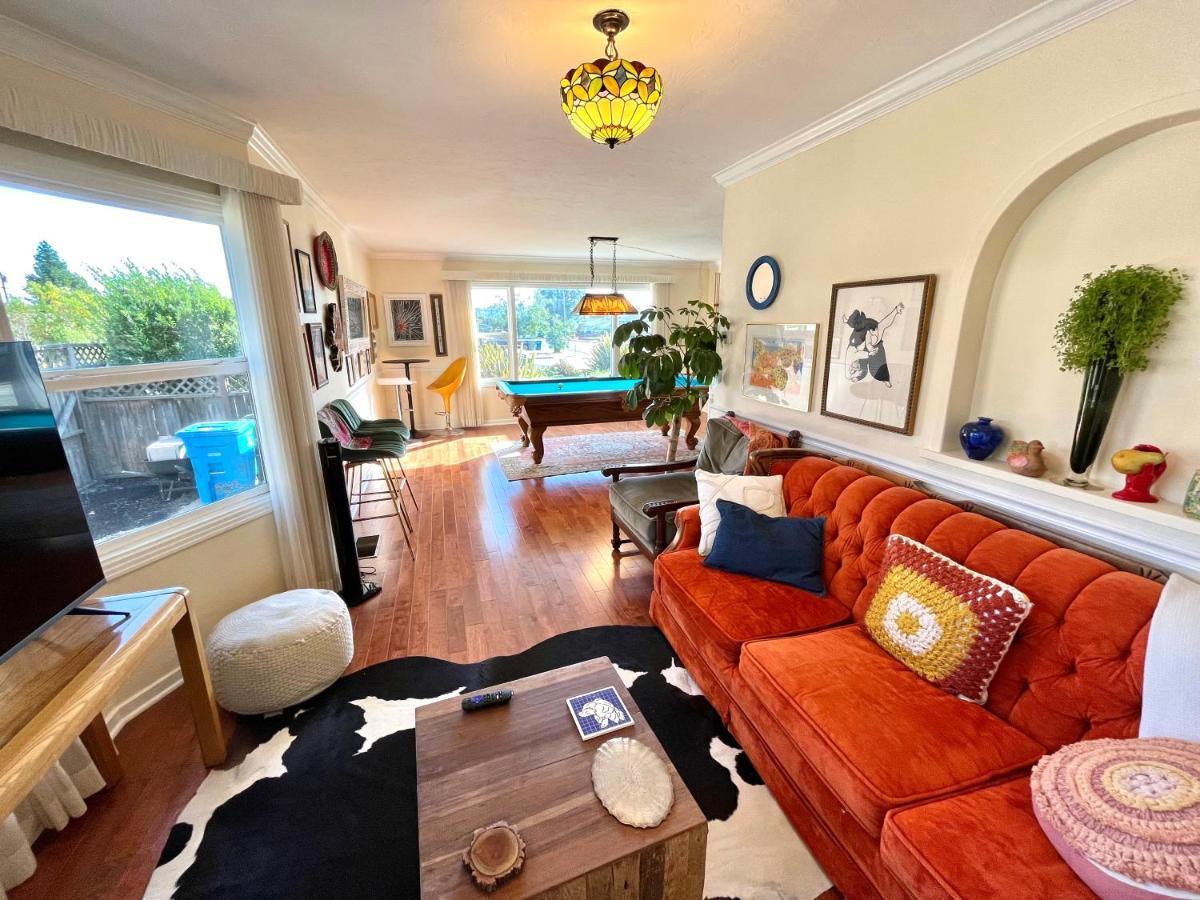 Spacious Renovated Home- Pool Table, Fire Pit, Parking Holiday home