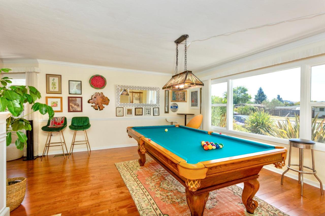Holiday home Spacious Renovated Home- Pool Table, Fire Pit, Parking