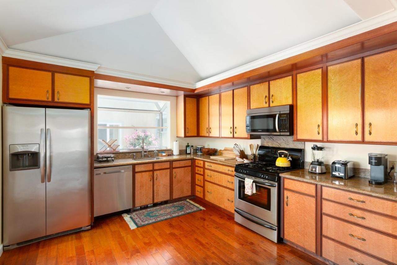 Spacious Renovated Home- Pool Table, Fire Pit, Parking