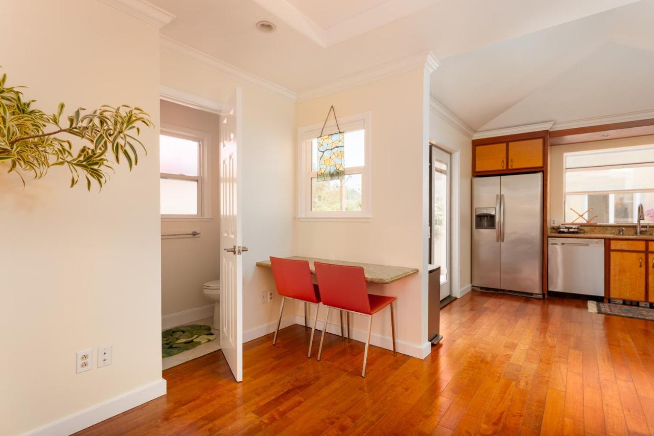 Spacious Renovated Home- Pool Table, Fire Pit, Parking Holiday home