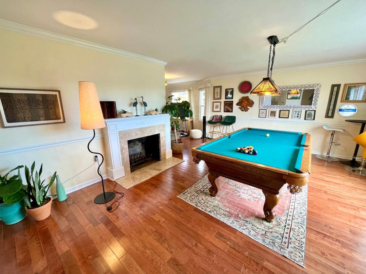 Spacious Renovated Home- Pool Table, Fire Pit, Parking Holiday home Petaluma