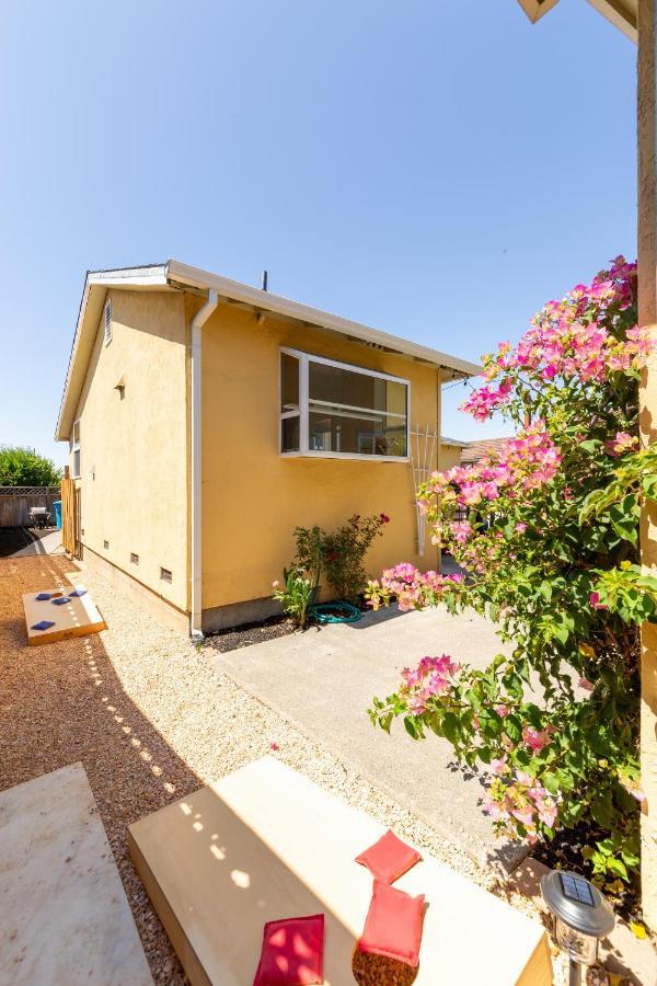 Spacious Renovated Home- Pool Table, Fire Pit, Parking