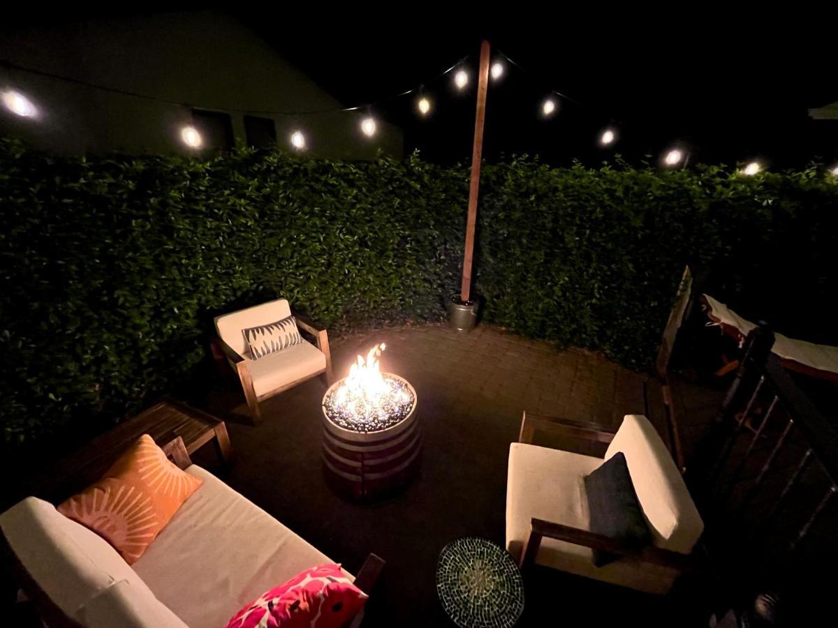 Hébergement de vacances Spacious Renovated Home- Pool Table, Fire Pit, Parking *